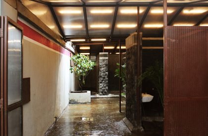 Toilet in a Courtyard | RC Architects