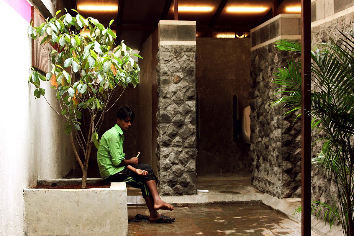 Toilet in a Courtyard | RC Architects