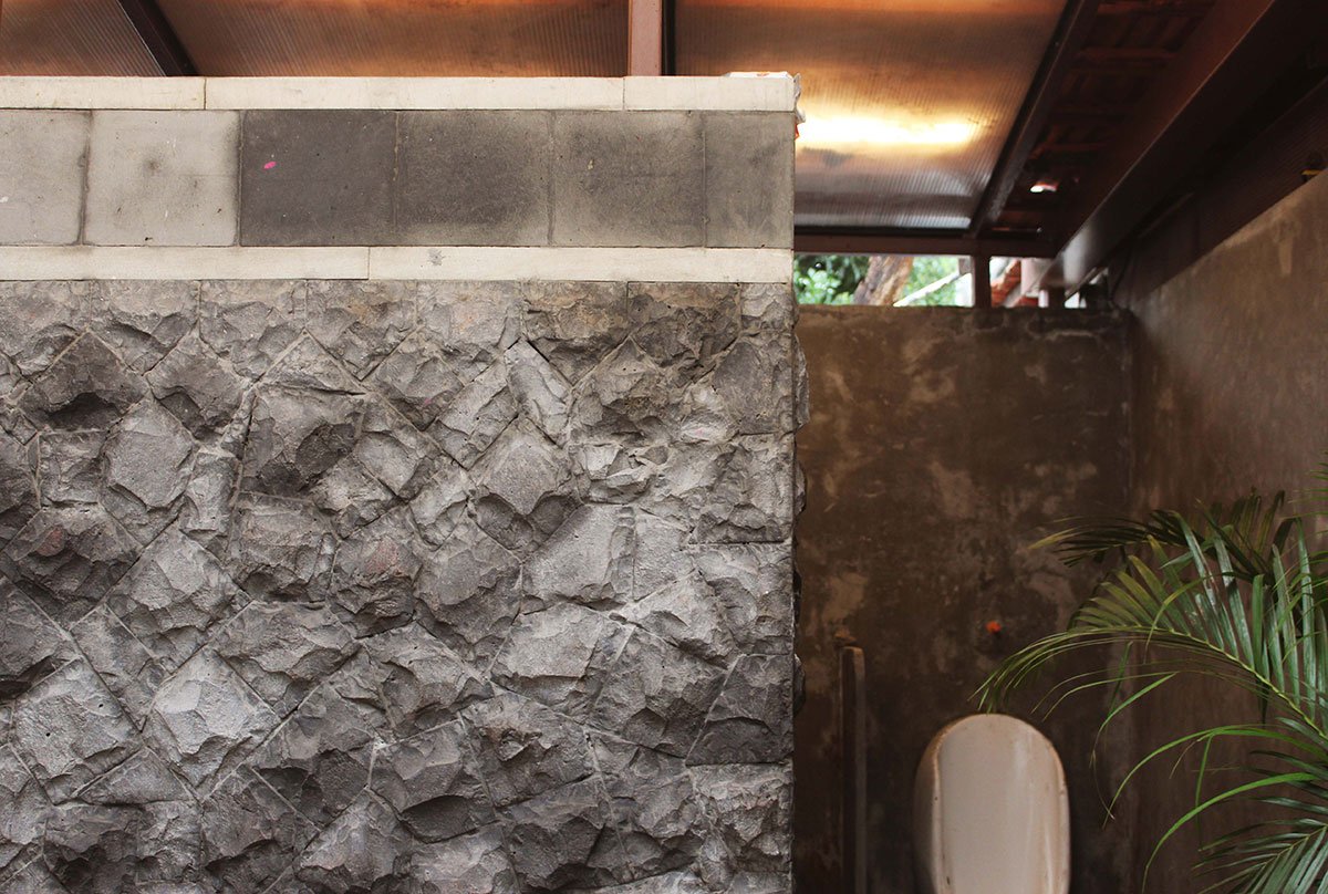 Toilet in a Courtyard | RC Architects