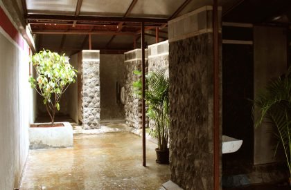 Toilet in a Courtyard | RC Architects