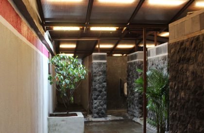 Toilet in a Courtyard | RC Architects