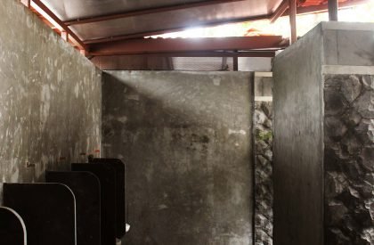 Toilet in a Courtyard | RC Architects