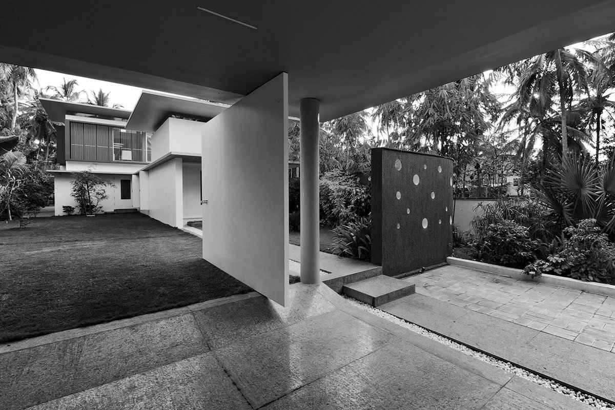 The Floating Parasol House | LIJO.RENY.architects