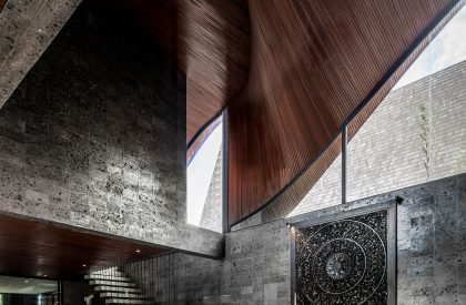 Alpha House | Alexis Dornier