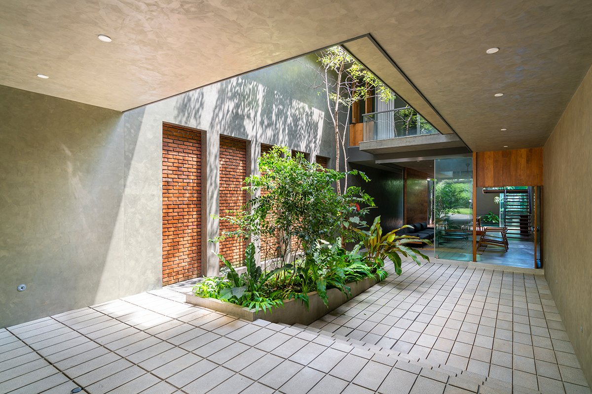 Tropical Town House | ICONCAST Chartered Architects