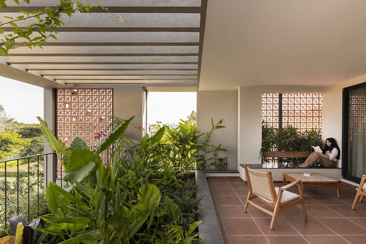 House 40 | Between Spaces