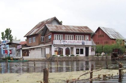 Ek bangla bane nyara