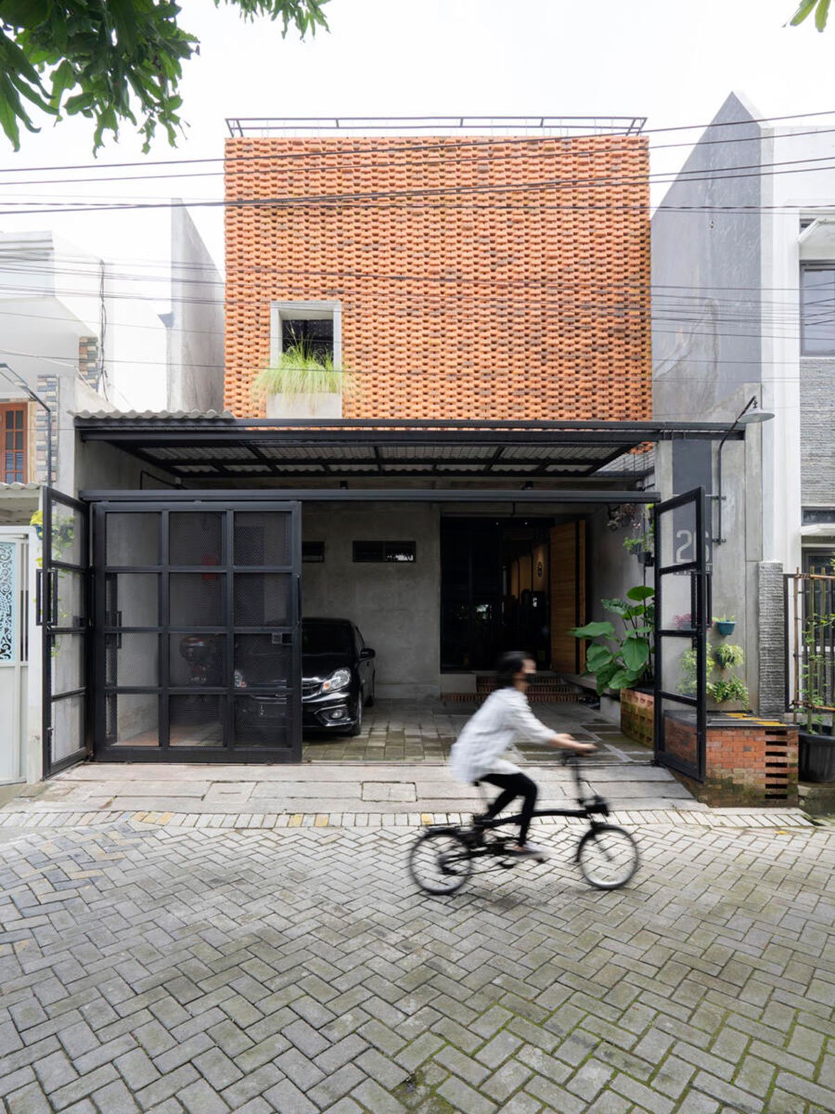 Trapezioma (Trapezoidal Brick + Omah (house)) | Andyrahman Architect