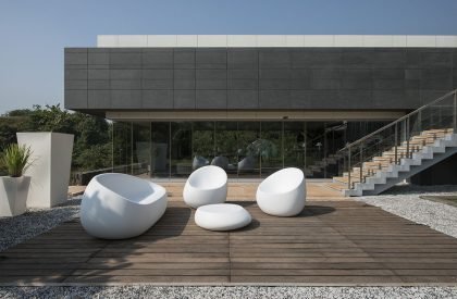 Aurelia - House under a pool | Shroffleon