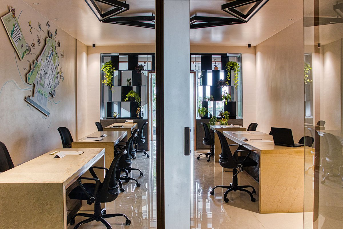 Office with Four Screens | ARPA Design + Dhulia Architecture Design Studio