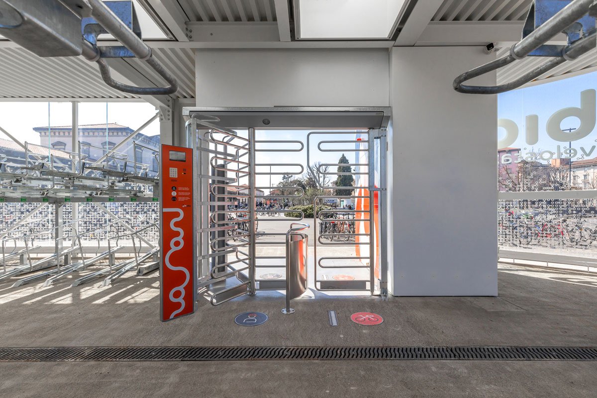 Glowing Bicycle station in Bergamo | Studio Capitanio Architetti