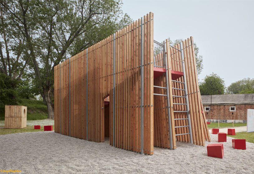 Installation OFF FENCE at the Biennale Architettura 2021 | SKULL studio + MOLO architekti
