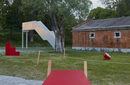 Installation OFF FENCE at the Biennale Architettura 2021 | SKULL studio + MOLO architekti