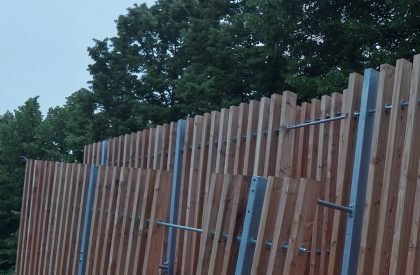 Installation OFF FENCE at the Biennale Architettura 2021 | SKULL studio + MOLO architekti