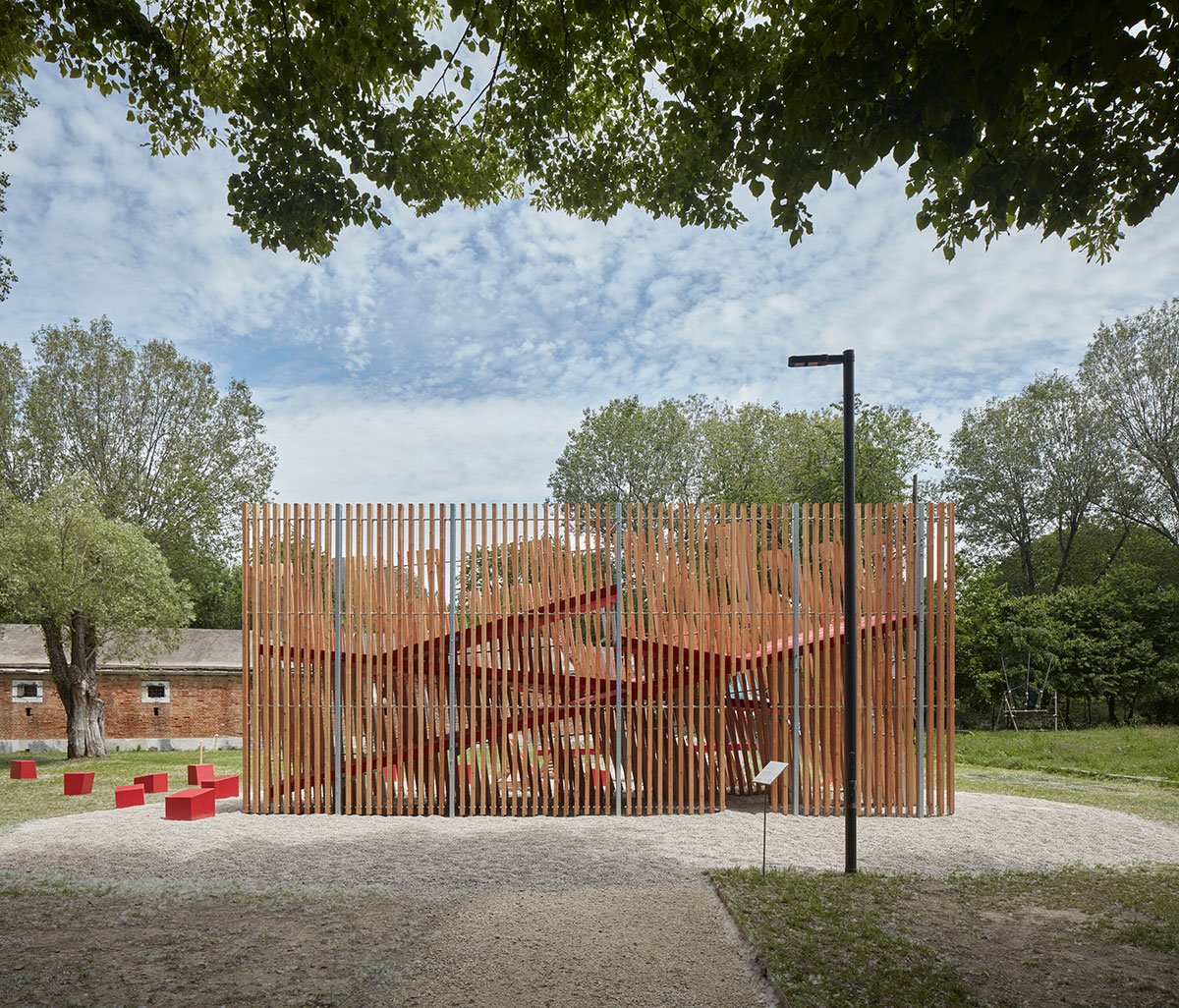 Installation OFF FENCE at the Biennale Architettura 2021 | SKULL studio + MOLO architekti