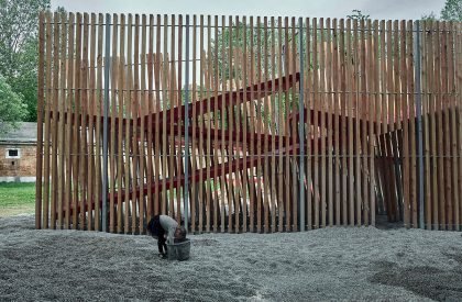 Installation OFF FENCE at the Biennale Architettura 2021 | SKULL studio + MOLO architekti