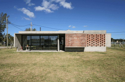 Suburban House | Besonias Almeida arquitectos