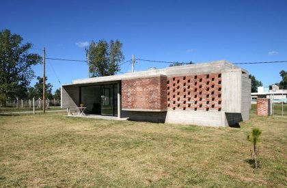 Suburban House | Besonias Almeida arquitectos