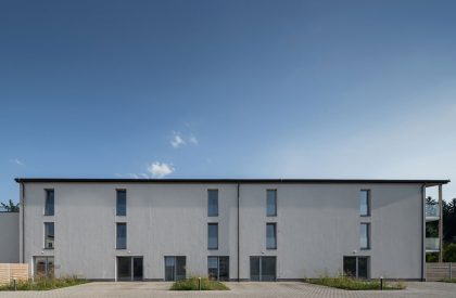 Apartment Building at the Foot of the Hill | Karnet architekti