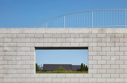 House with Bridge | Neuhausl Hunal
