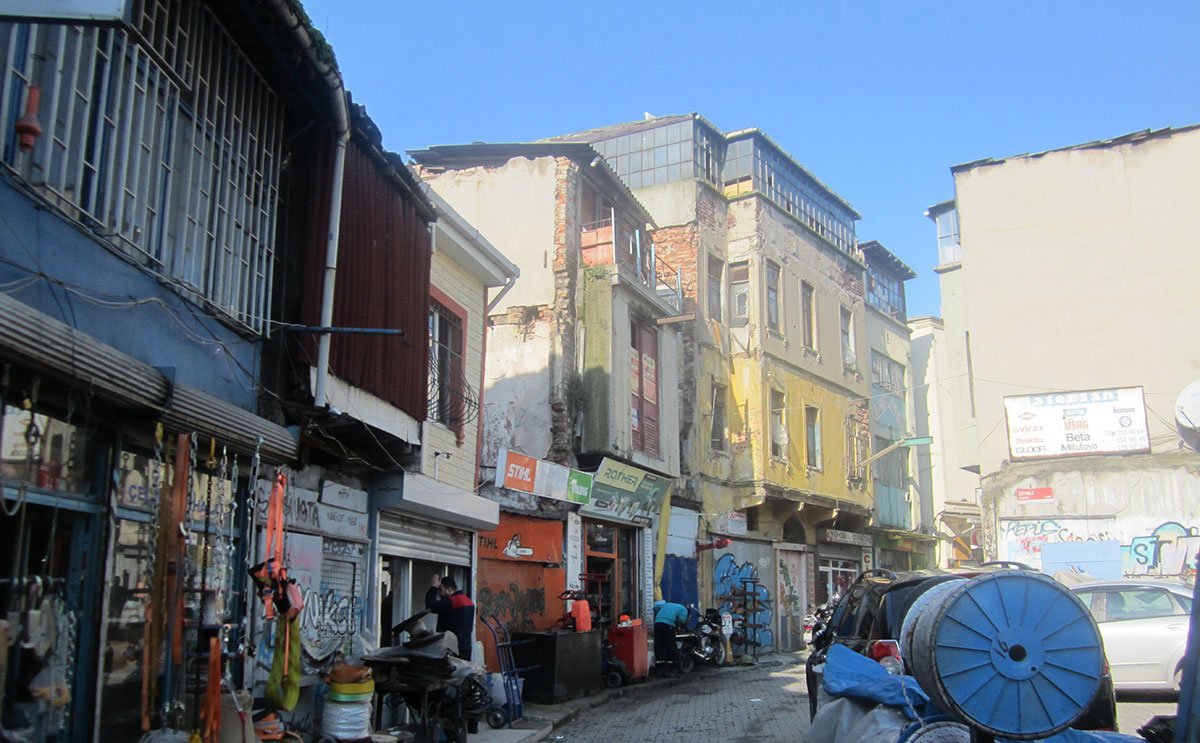 Transforming Urban Narratives: Integrating Historical Traces with Housing Typologies and Revitalizing Perşembe Pazarı, Istanbul | Architecture Thesis on Urban Housing