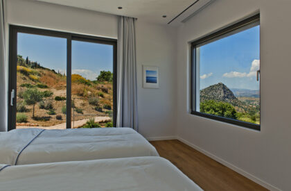 NAFPLIOBLU – Vacation House in Tolo | Katerina Valsamaki Architects