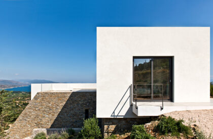 NAFPLIOBLU – Vacation House in Tolo | Katerina Valsamaki Architects