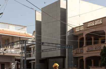 House between Walls | Studio UF+O