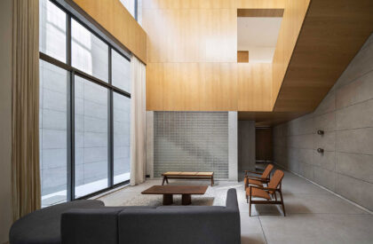 House between Walls | Studio UF+O