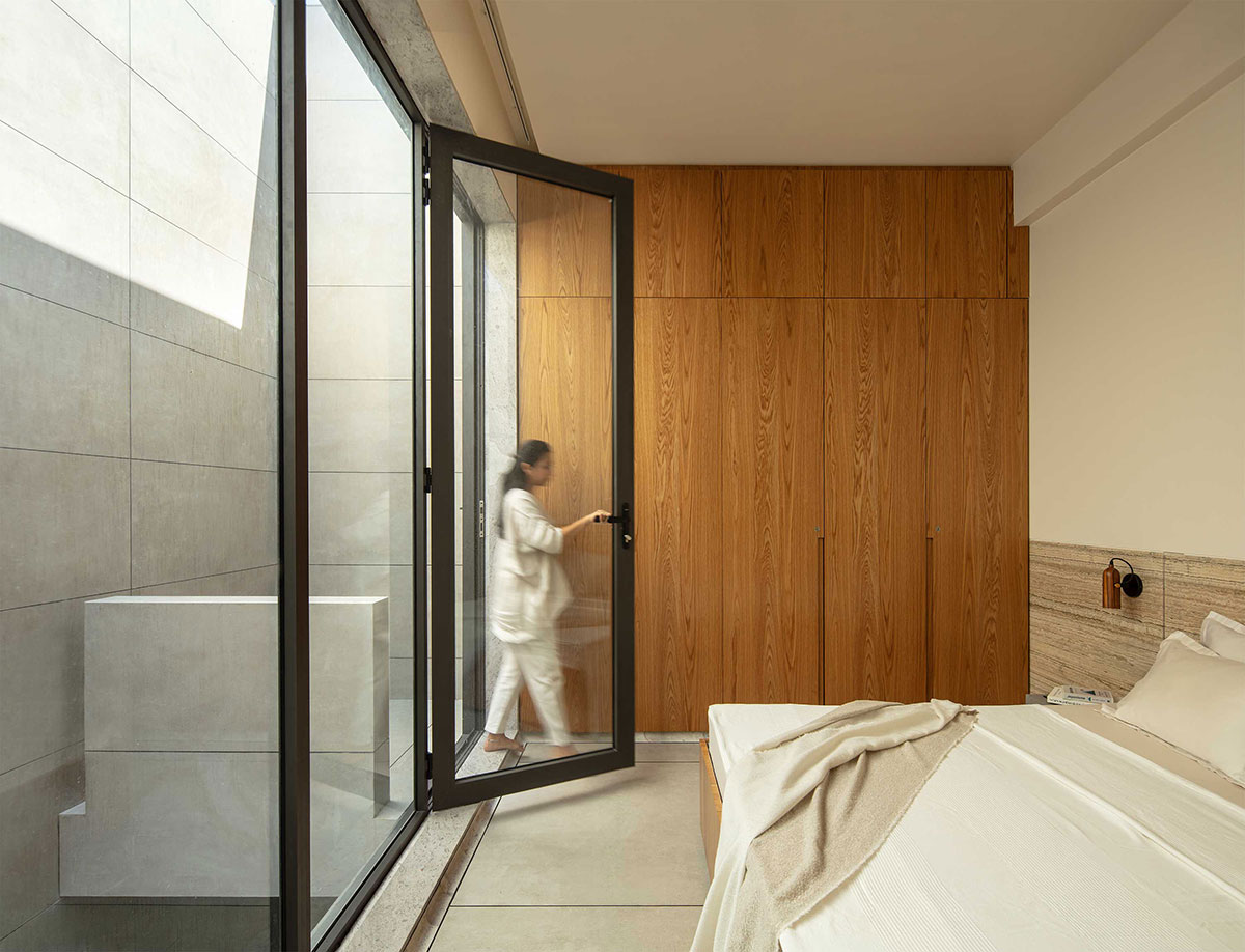 House between Walls | Studio UF+O