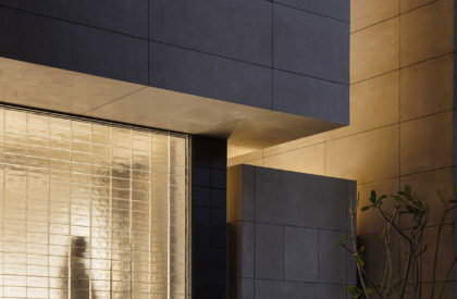 House between Walls | Studio UF+O