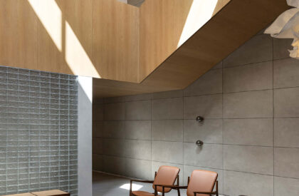 House between Walls | Studio UF+O