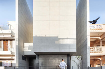 House between Walls | Studio UF+O