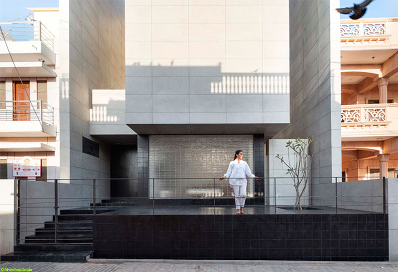 House between Walls | Studio UF+O